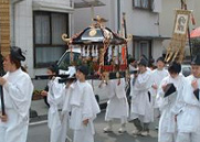 例大祭で氏子町内を回る神輿