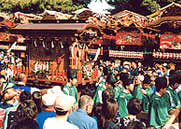 貴船神社例祭の御神輿と屋台